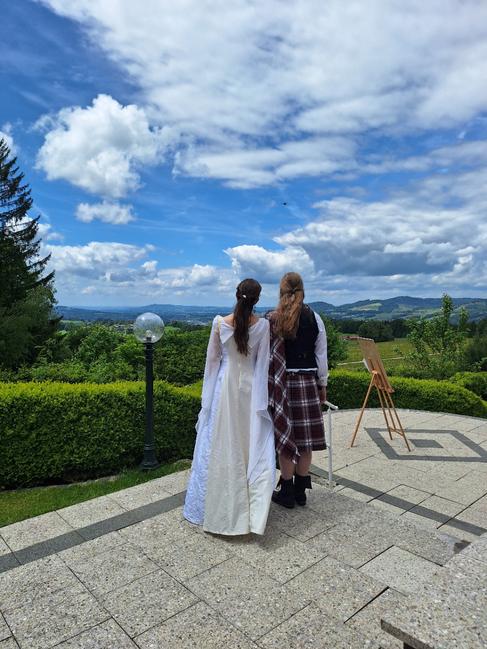keltische-Trauung_Salzburg Hochzeitspaar, Braut im Mittelalterkleid, Bräutigam im Schottenrock blicken in den Himmel