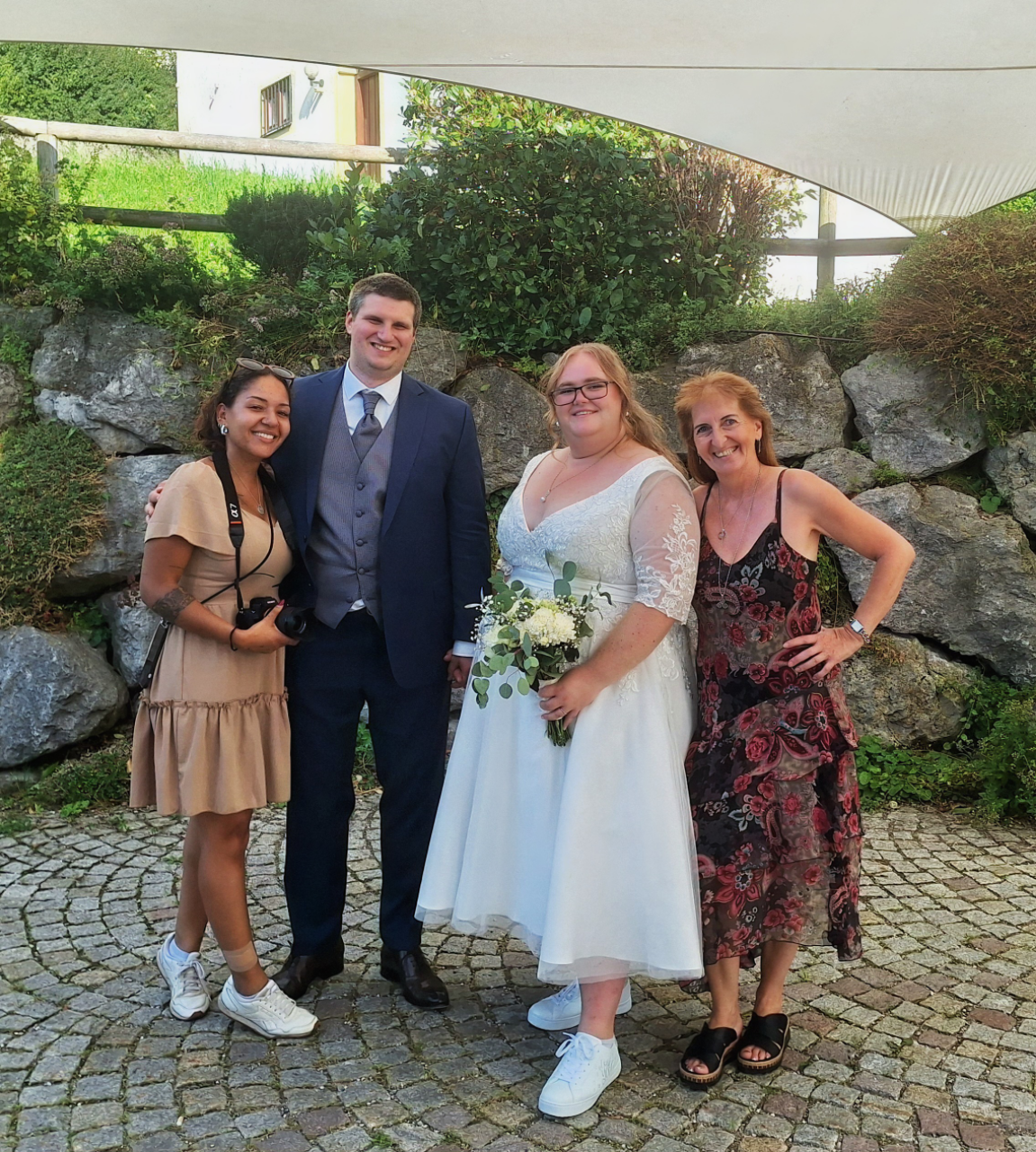 hochzeitsfotografin und traurednerin muenchen Hochzeitspaar mit Hochzeitsfotografin und Traurednerin bei München
